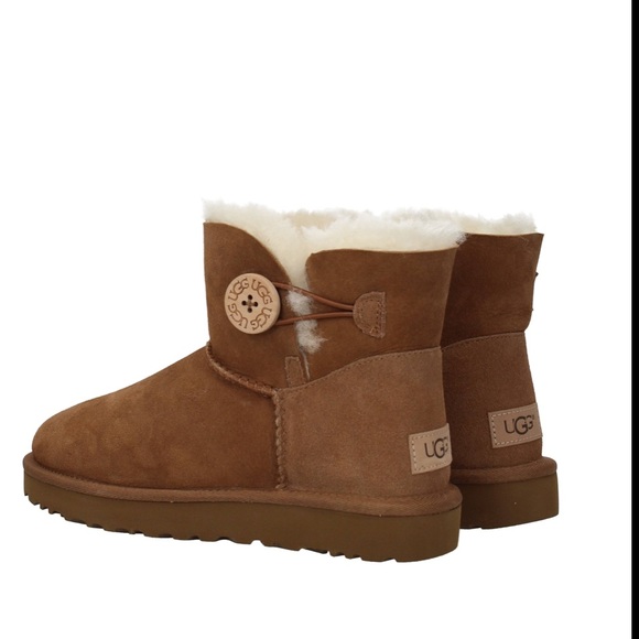 UGG bailey button boots - Picture 2 of 2